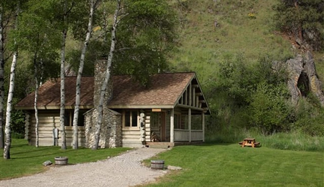 Relaxing Glamping Vacation: Fantastic Log Cabin in Darby, MT