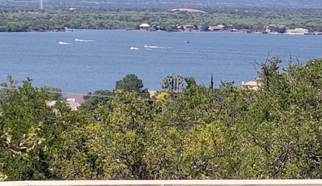 Relaxing townhouse with spectacular views of LBJ and the Hill Country.