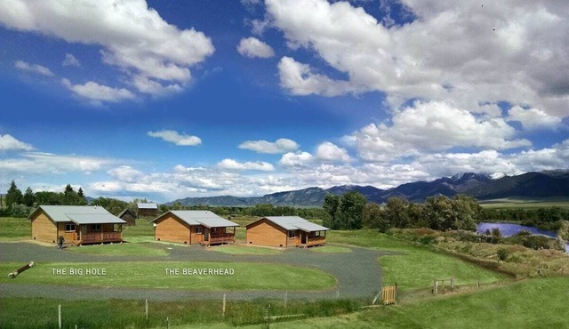 River Rest Luxury Cabin - The Big Hole. Beautiful River and Mountain Views!