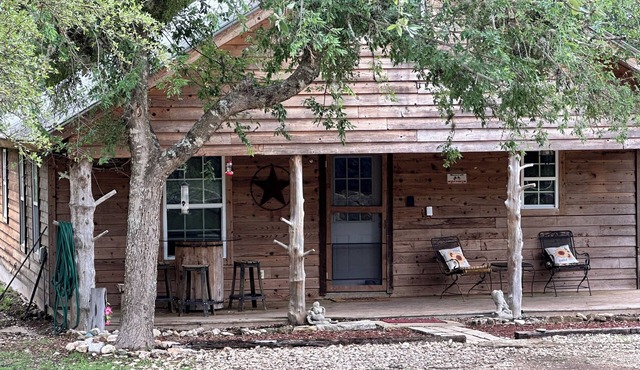 RiverBend Retreat Cozy 1 bedroom, 2 loft cabin.