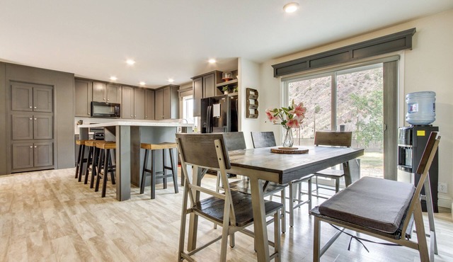 Riverfront Helena Retreat w/Small Dock + Kayaks!