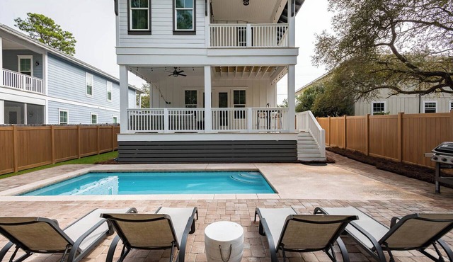 SALE~"Ocho Cinco"~Heated Pool~Walk to Beach Access~BeachGear~Family Lux~Seaside