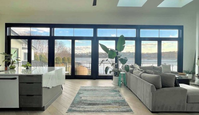 Salem Waterfront Couples Retreat - 1 mi Downtown!