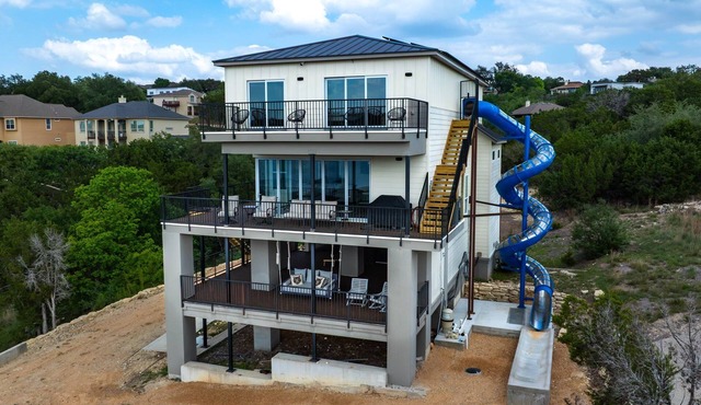 Santana - Lakefront - private dock, volleyball court, 4 story slide