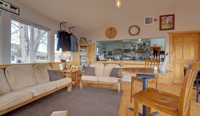 Scenic & Unique Country Retreat in Thermopolis!