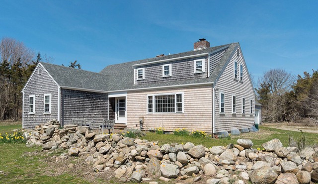 Sconset 5-bedroom house with 4.5 Bathrooms and updated decor in Peaceful Setting