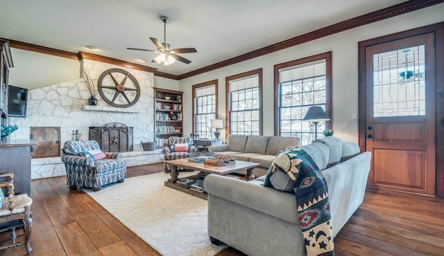 Serene Hill Country Wildlife Sanctuary w/Porch