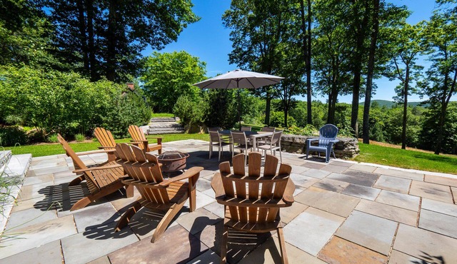 Serenity Summit: Hot Tub, Mountain Views, Book Now