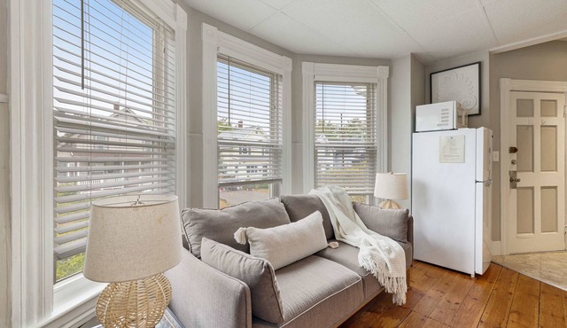 Sleek & Bright 1st Flr Studio Short -Midterm Stays