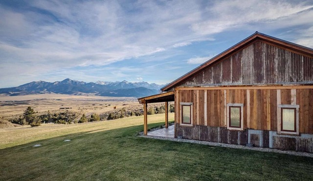 Soaring Eagle Guest Cabin: Epic Views in Big Sky Country