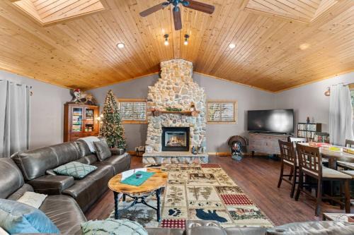 Spacious 4BR Cabin Sleeps 12 Games Near Dells