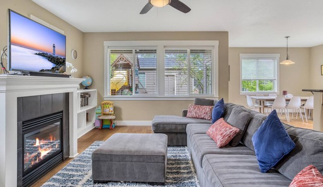 Spacious Family Friendly SE, Free Parking, A/C, Walk to food, Toy Room, Crib!