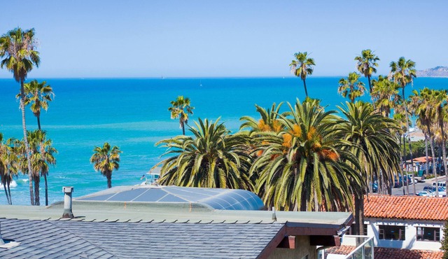 Spacious oceanfront cottage with fireplaces, beach views, washer/dryer, & WiFi