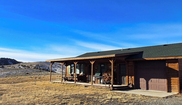 Stargazer Bunkhouse- cozy cabin, basecamp for adventures in Yellowstone and beyond