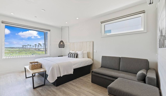 Studio-Full Kitchen w/Private Walkable Beach Access