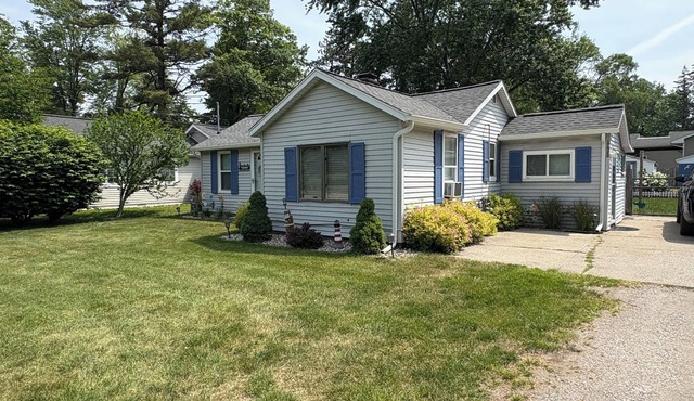 Tastefully decorated, cozy, three bedroom fully equipped cottage in Spring Lake.
