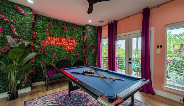The Garden of Eden ● Designer Houston Stay with 12 Beds, Hot Tub, Game Room.