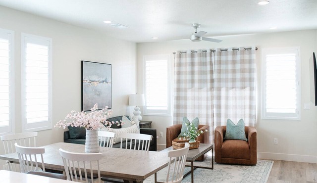 🌲The Monroe ⛰️Pet Friendly Townhouse With Majestic Views and EV Charger Hookup