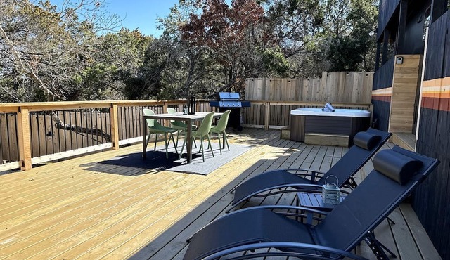 Unique Tiny House with Hot-tub, Fire Pit and Hiking Trail in Leander, Texas