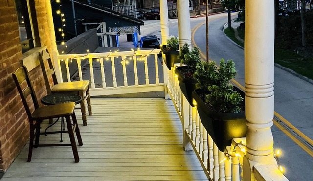 UP ON MAIN - a charming historic apartment in the heart of Eureka Springs