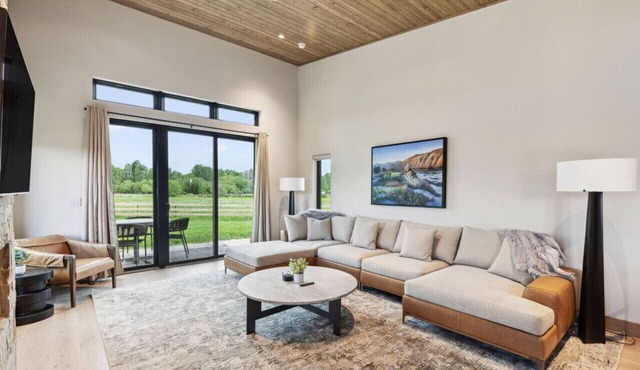 Walking Distance to the River: Luxury Cabin Minutes to Downtown