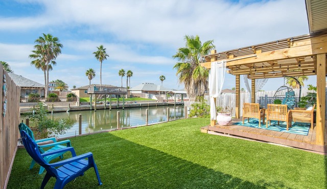 Water front oasis, 2 minutes to the beach. Pet-friendly