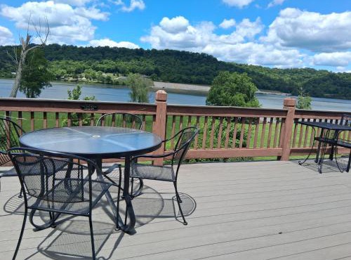 Waterfront Cabin With A View, Large Family Retreat, Pet Friendly
